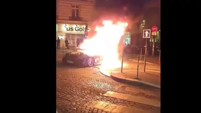 В Париже автомобиль въехал в толпу футбольных фанатов