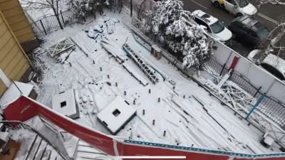 Собственник кафе в Алматы снёс летнюю террасу по решению суда