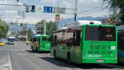 Два автобуса столкнулись в Алматы, несколько пассажиров пострадали