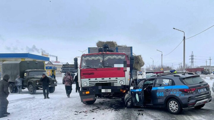 Патрульный автомобиль попал под КамАЗ в Семее