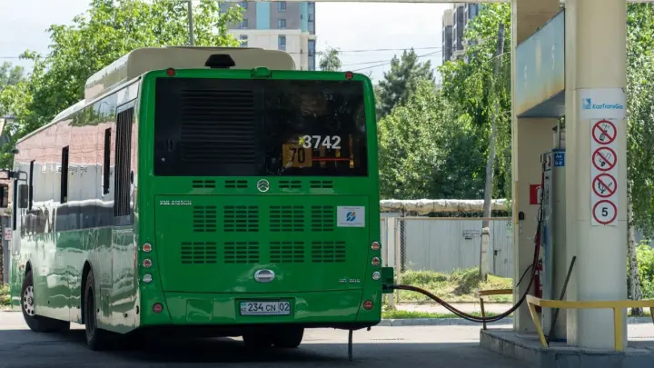 Дополнительные заправки для автобусов открывают в Алматы после сбоя в июле
