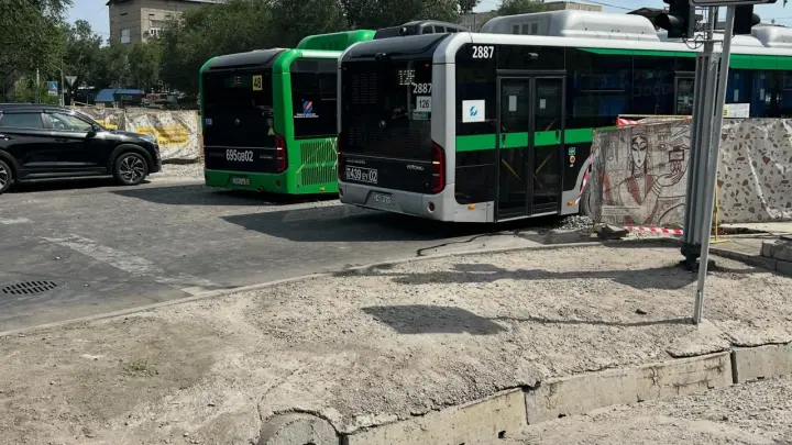 Провалился в щебень: городской автобус перекрыл дорогу на Толе би в Алматы
