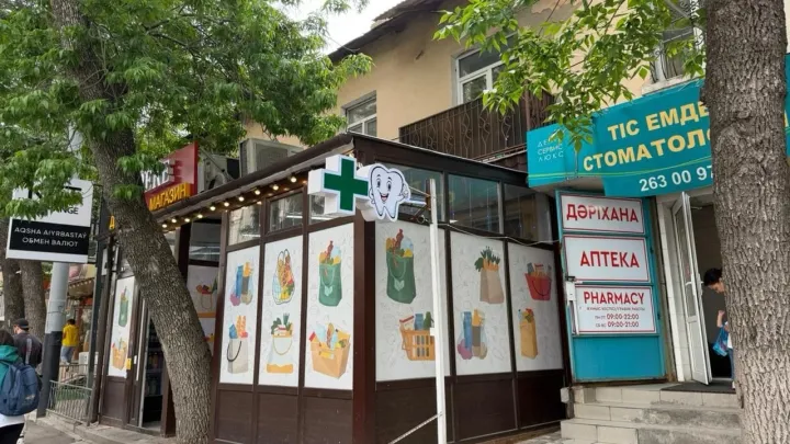 Незаконную пристройку к магазину снесли в Алматы