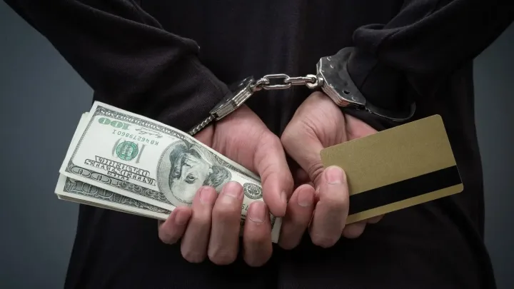 Требовали отказаться от долгов на 43 млн тенге: четверых алматинцев осудили за вымогательство