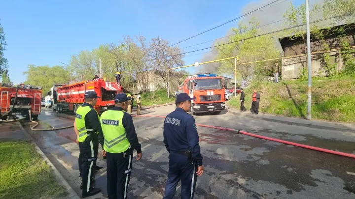 Крупный пожар потушили в Алатауском районе Алматы