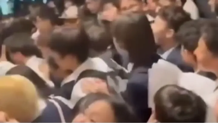 Пришли забирать телефоны: видео с давкой среди учащихся прокомментировали в НИШ Астаны