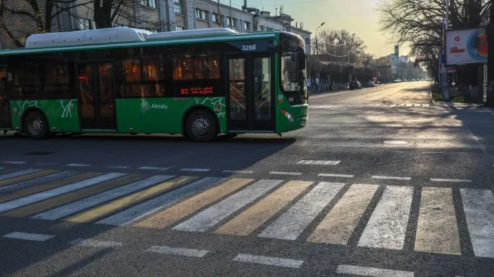 Схемы движения девяти автобусных маршрутов изменят в Алматы