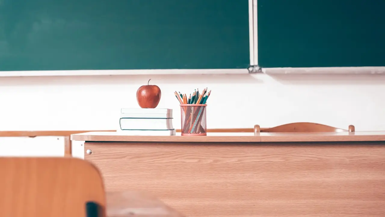 "Отсутствует элементарная культура". Учителя в Жанаозене подали жалобу на директора, обвинив его в грубости