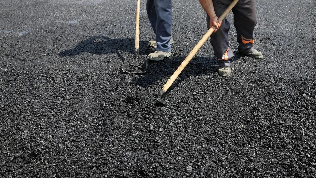Получил перелом позвоночника из-за горы щебня на дороге: водитель отсудил 11 млн тенге в Костанайской области