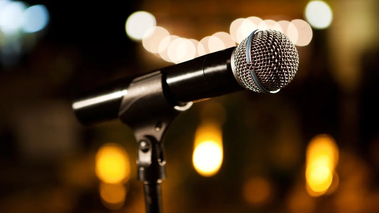 Деньги за билеты на отменённый концерт Akmal вернули казахстанцам через суд