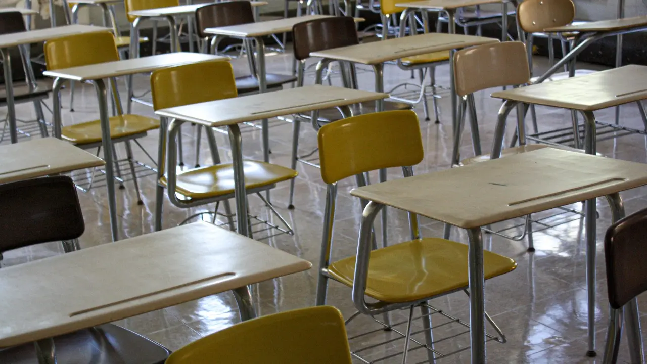 Некоторые школы в Атырауской области становятся трёхсменными не из-за дефицита зданий. Причину назвал аким