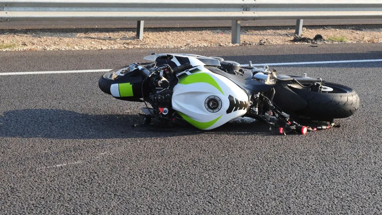 Смертельное ДТП в Алматинской области: мотоциклист выехал на "встречку" и врезался в большегруз