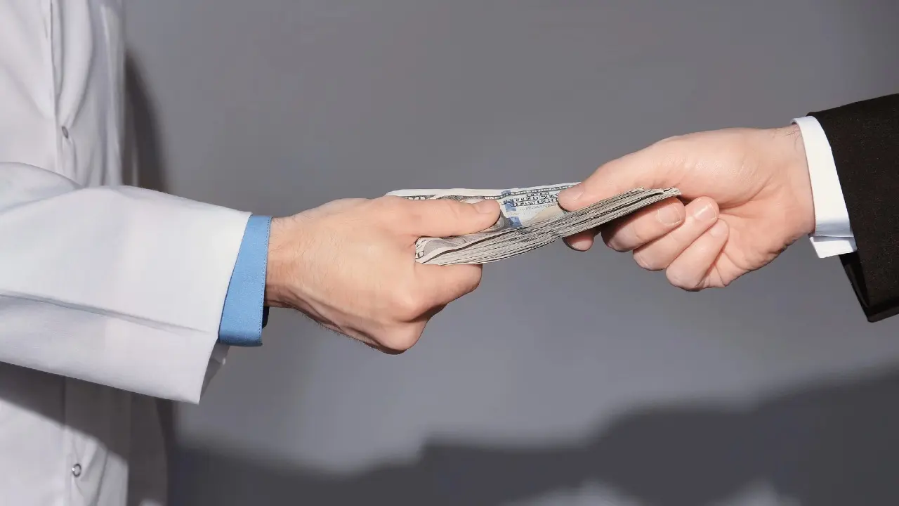 Анонимно сообщить о коррупции в клиниках могут казахстанцы