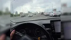 Ехал по разделительной полосе и снимал видео: водителя арестовали в Астане