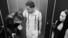 Мужчина "подрался" с девушкой в лифте. Жителя Кызылорды оштрафовали за пранк