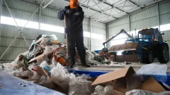 Два месяца без зарплаты: сотрудники компании по переработке мусора бастовали в Астане