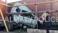 Грузовик столкнулся с поездом в Алматы