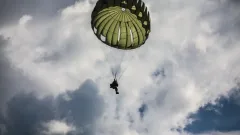 Курсант погиб во время прыжка с парашютом в Актобе