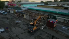 Незаконно построенную часть рынка "Арыстан" сносят в Алматы