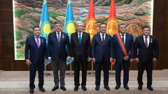Токаев наградил орденами государственных и общественных деятелей Кыргызстана