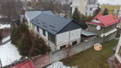 Двухэтажную пристройку к дому сносят в Алматы по решению суда