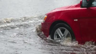 Оживлённый перекрёсток затопило в Павлодаре из-за аварии на водопроводе