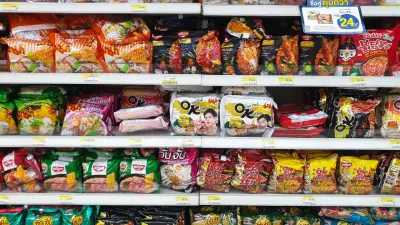 "Не может быть такого". О сомнительных азиатских снеках без перевода на упаковках высказался министр торговли
