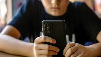 Лжеучителя звонят казахстанским школьникам и выманивают банковские данные