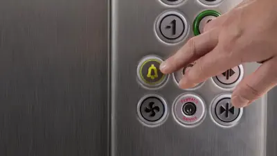 Двух девушек вызволили из лифта, который застрял между этажами в одном из домов Уральска