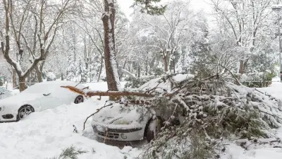 Повреждённые крыши и отключение света: последствия урагана устраняют в Конаеве