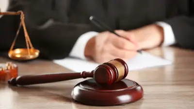 Судья показал неоднозначный жест подсудимому: видео прокомментировали в суде Алматы