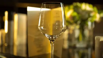 Скольким казахстанцам официально запретили пить алкоголь