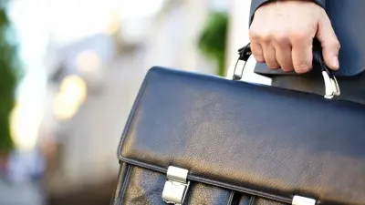 "Не сдержал эмоции". С консулом в Дубае, который советовал брать кредиты, провели профилактическую беседу