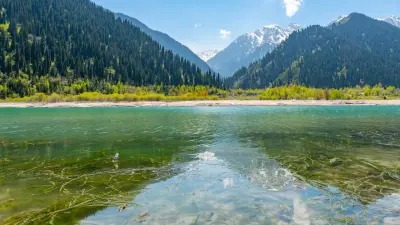 Незаконно установленный шлагбаум у озера Иссык убрали после жалоб туристов