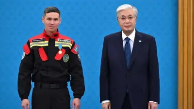 "За мужество и самоотверженность". Токаев наградил орденами и медалями казахстанских спасателей