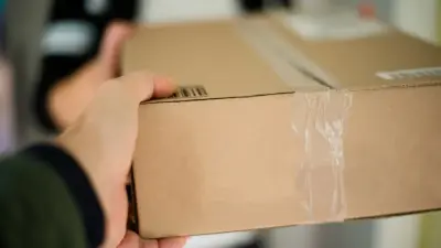 Коробки, плёнка и выхлопные газы: депутат усмотрел в онлайн-покупках угрозу окружающей среде