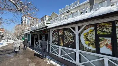 Незаконную летнюю террасу кафе сносят в Алматы