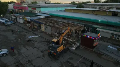 Незаконно построенную часть рынка "Арыстан" сносят в Алматы