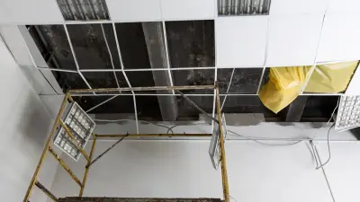 Потолок обвалился в школе Петропавловска во время вручения аттестатов