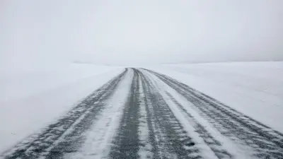 Движение на некоторых трассах в трёх регионах Казахстана ограничили до утра