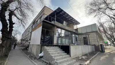 Незаконную пристройку к жилому дому снесли в Алматы