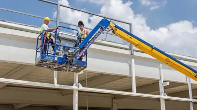 Рабочие провели акцию протеста на 9-м этаже из-за невыплаты зарплаты в Костанае