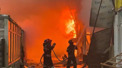 Склад горит в Астане: пожарные работают по повышенному рангу