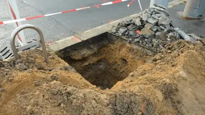 Аким Алматы установил дедлайн для ремонта дорог на раскопанных участках