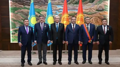 Токаев наградил орденами государственных и общественных деятелей Кыргызстана