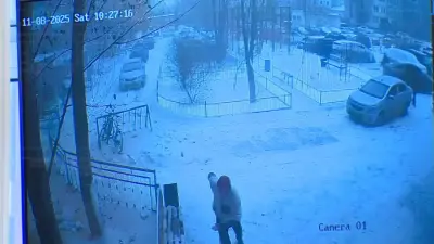 Момент обрушения фасада дома в Астане показали в суде