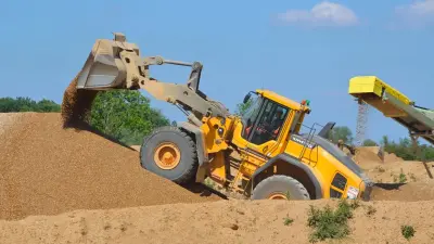 Незаконную добычу полезных ископаемых выявили в Талдыкоргане: технику поместили на штрафстоянку