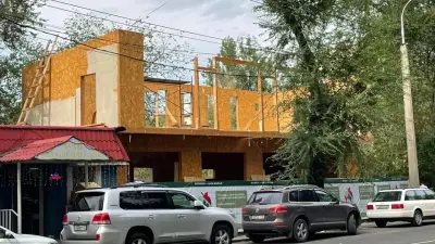 Строящееся здание сносят в центре Алматы по решению суда