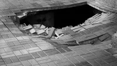 Девушка провалилась в яму из-за обрушения тротуара на левом берегу Астаны