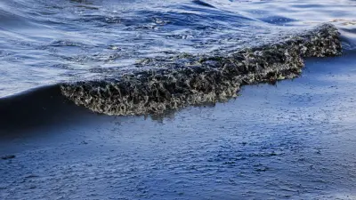 Утечка нефти произошла в Каспийском море